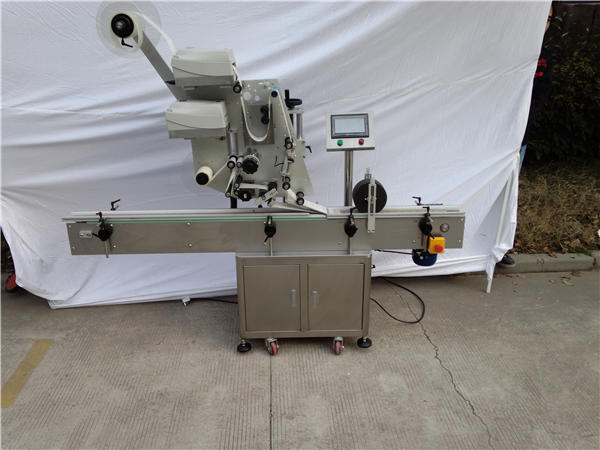 Etiquetadora automàtica per etiquetar avió per ampolla plana