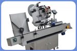 Etiquetadora adhesiva automàtica d’ampolles per rodones i quadrades