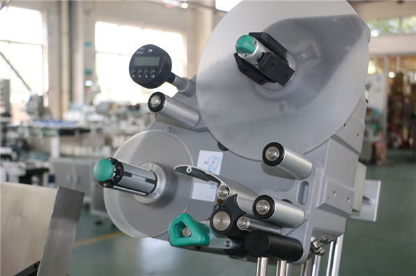 Màquina etiquetadora de tubs de recollida de sang al buit